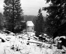 Vue prise de la cabine de L. Ron Hubbard, à Port Orchard, Washington, où il a écrit « Excalibur » en 1938 ; photographie de L. Ron Hubbard.