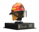 Capacete de Bombeiro Honorário de Nova Iorque — Bombeiros da Cidade de Nova Iorque
Atribuído a L. Ron Hubbard na sequência do sucesso do Projecto de Desintoxicação das Equipas de Salvamento da Cidade de Nova Iorque, com a seguinte inscrição: “Para o nosso irmão, L. Ron Hubbard, dos seus irmãos da Corporação de Bombeiros da Cidade de Nova Iorque, honramo–lo com este capacete, um símbolo do nosso lema, ‘proteger a vida e a propriedade’, que o legado da sua tecnologia incorpora, 2 de Agosto de 2003.” 